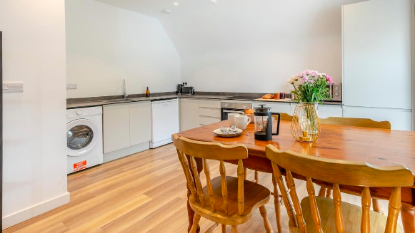 Kitchen and breakfast table — Apartment 9